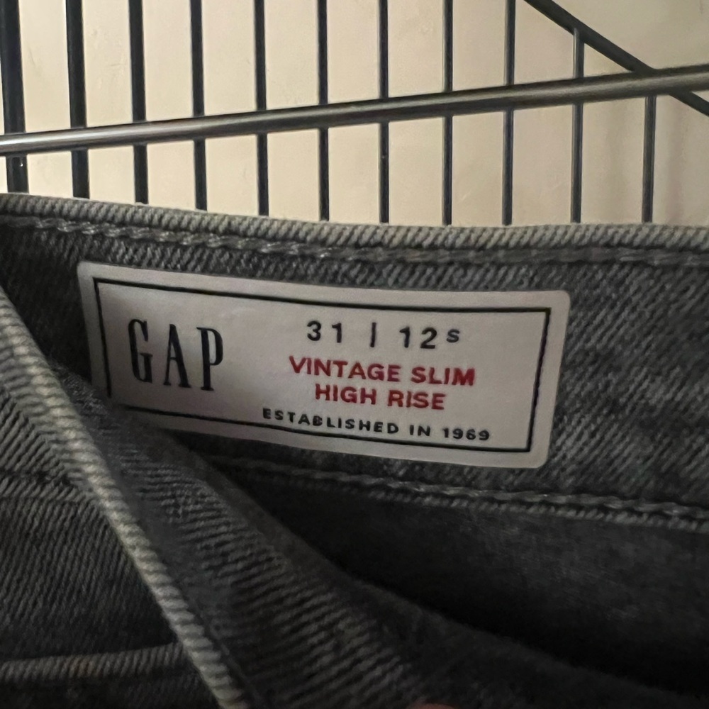 GAP women’s Charcoal Skinny Jeans - Picture 2 of 3